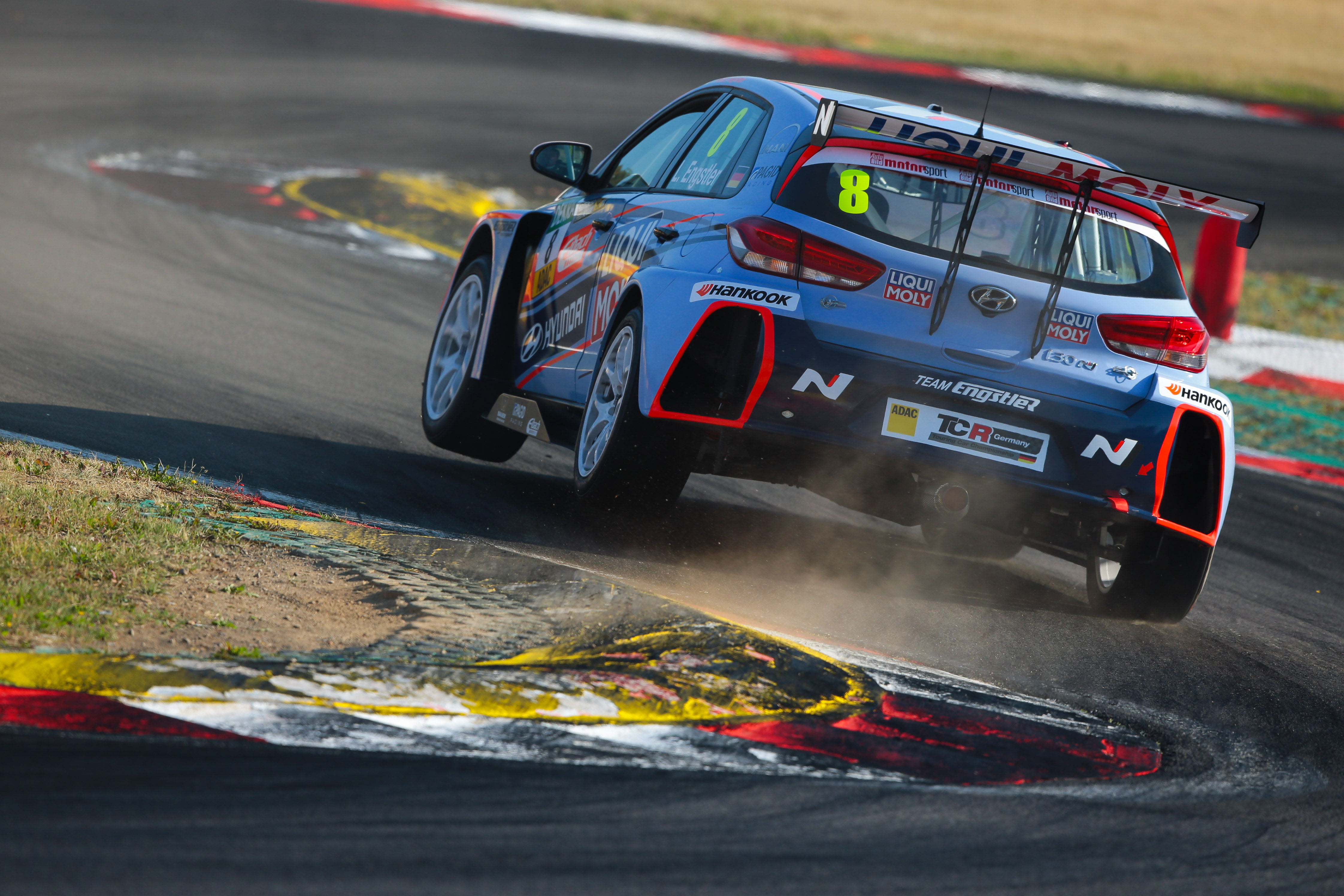 한국타이어의 고성능 레이싱 타이어를 장착한 TCR 대회 차량